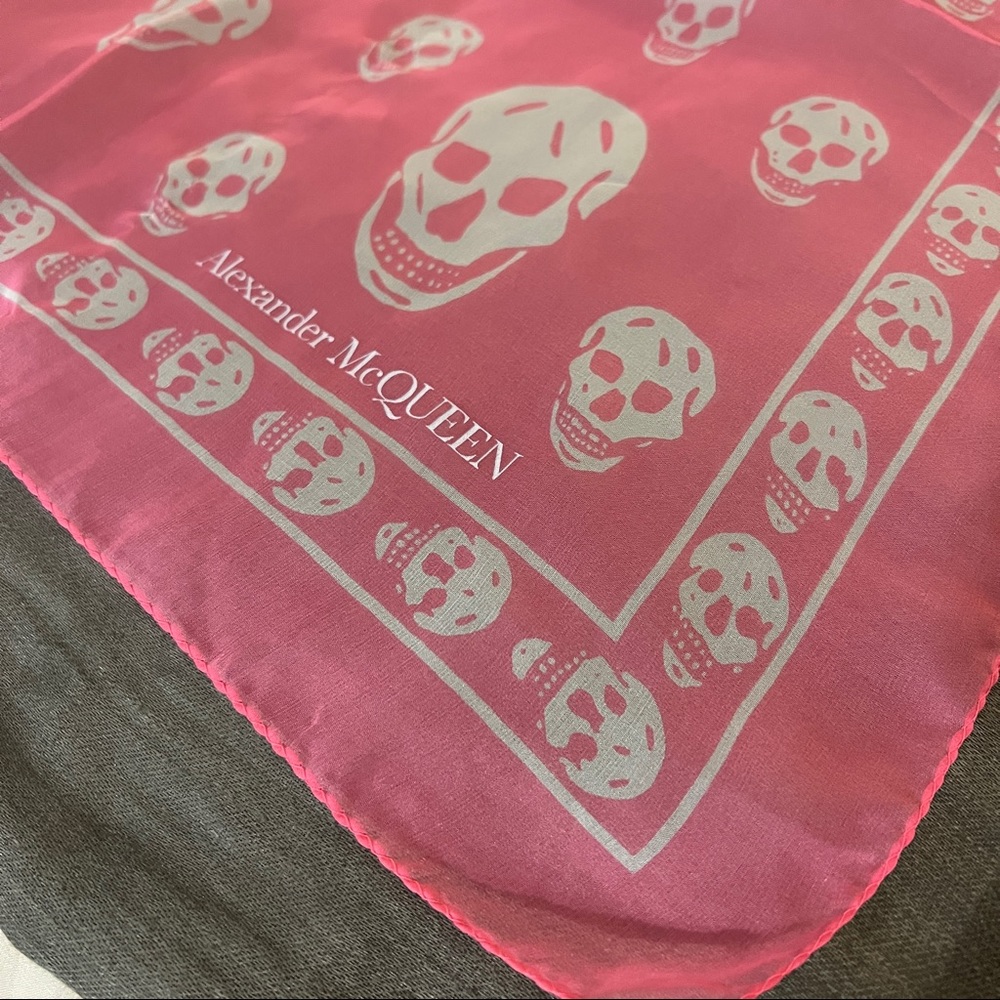 NWT Alexander McQueen Women’s Pink Silk Chiffon Skull-Print Scarf - Picture 1 of 4
